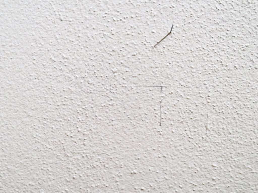 Wandansicht unter Kunstlicht - kein Schimmelpilz sichtbar